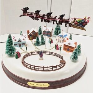 Vintage Animated, Musical Scene Santa Comes to Town